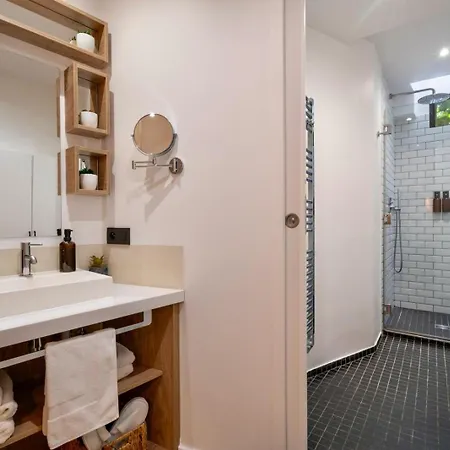Appartamento Gem 9 Min Walk To Notre-dame And Louvre Parigi